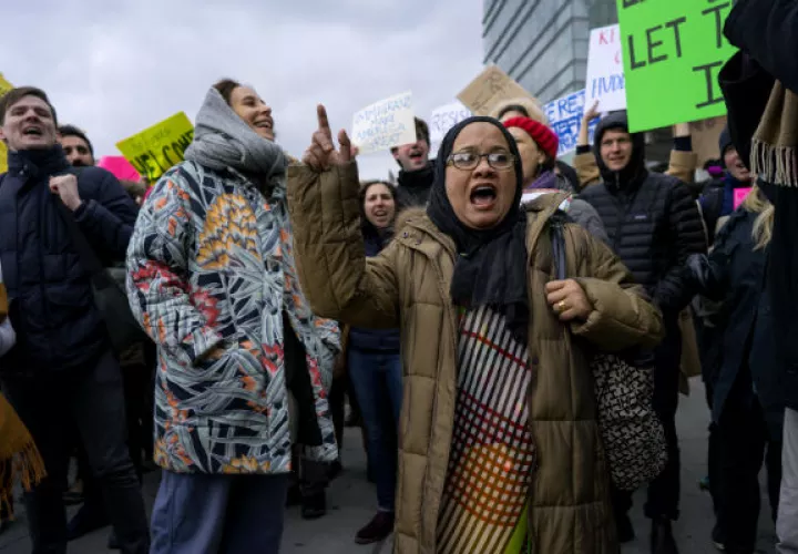 Protestas en las inmediaciones del Aeropuerto Internacional JFK. FOTO/AP
