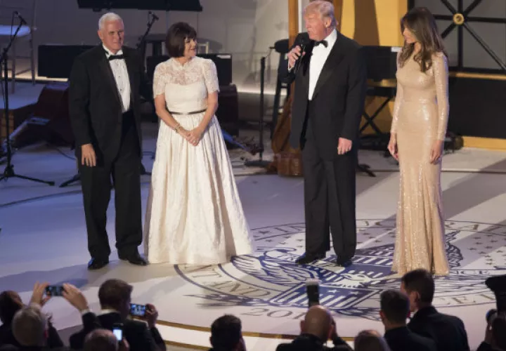 El presidente electo de los Estados Unidos Donald Trump (2d) habla acompañado por su esposa Melania Trump (d), el vicepresidente electo de los Estados Unidos Mike Pence (i), y su esposa Karen Pence. FOTO/EFE