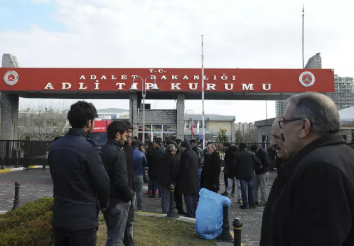 Familiares y amigos de las víctimas esperan en las inmediaciones de la morgue. FOTO/AP