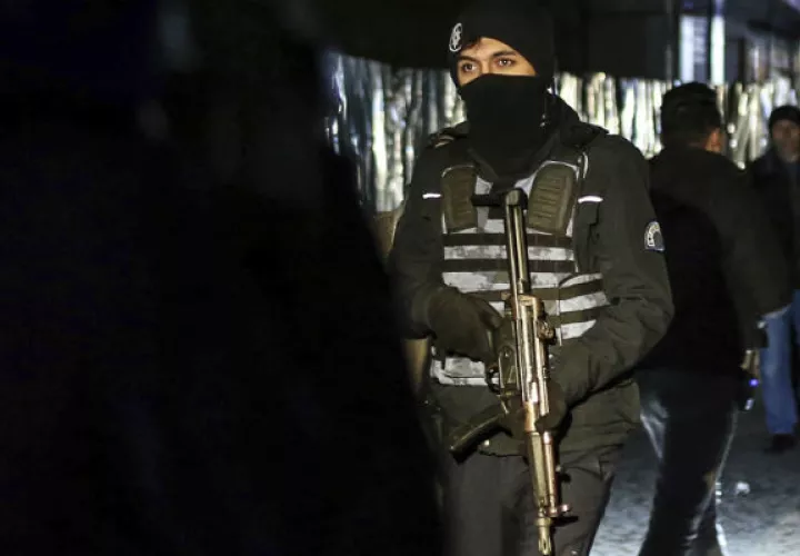 La policía turca mantiene férreos operativos para detener al atacante del club "Reina". FOTO/AP