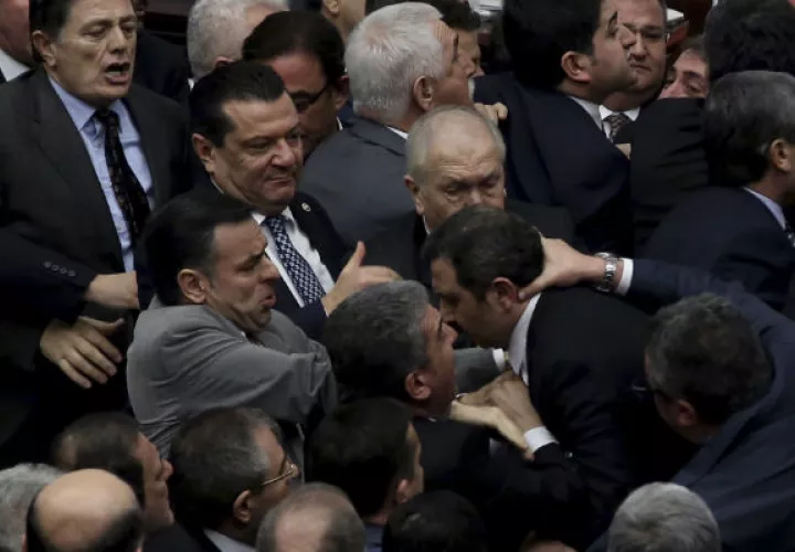 Serias diferencias en el Parlamento turco. FOTO/AP