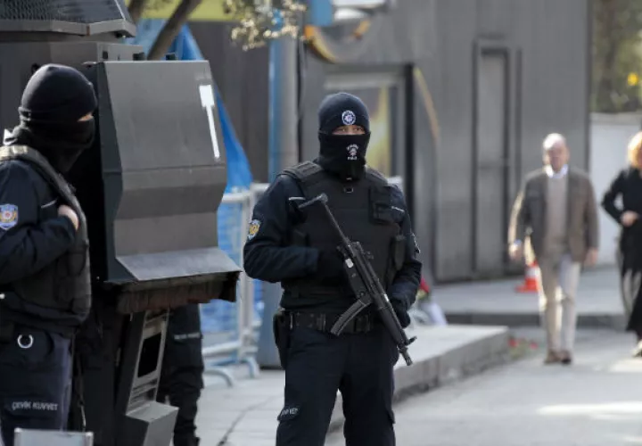 Agentes vigilan las inmediaciones del club  Reina, en Estambul. FOTO/EFE