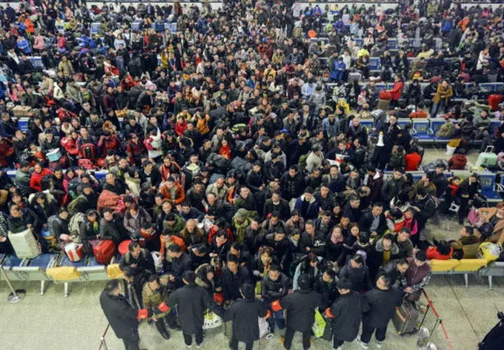Viajeros en la estación de ferrocarril de Beijing. Foto/ AP  