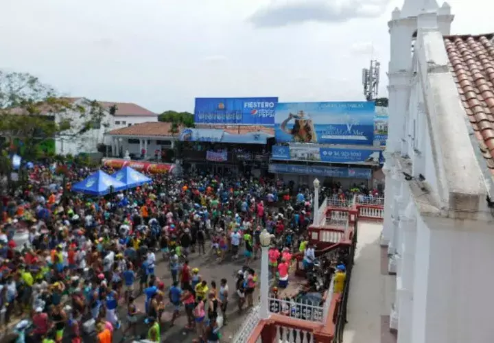 Cientos de personas acuden al carnaval de Las Tablas. Foto: Zenaida Vásquez. 