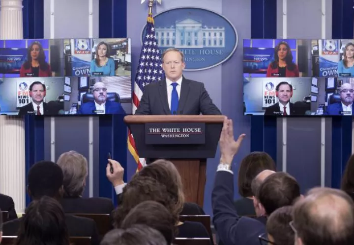 El secretario de prensa de la Casa Blanca, Sean Spicer, explica todo sobre el veto migratorio. EFE 