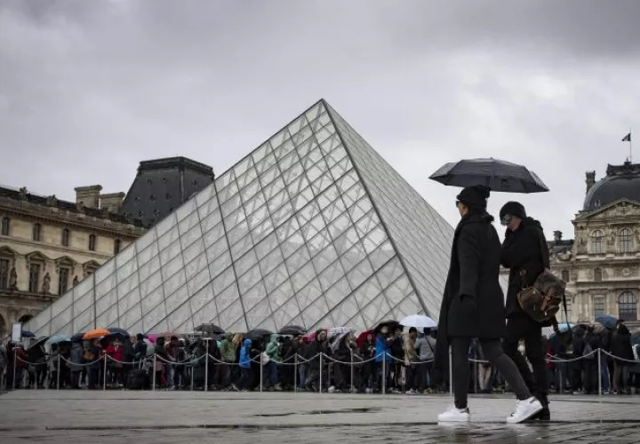Turistas en el Louvre. AP 