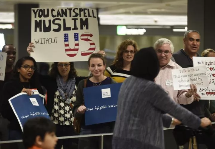 En los aeropuertos de Estados Unidos, se le muestra apoyo a los refugiados que llegan. AP
