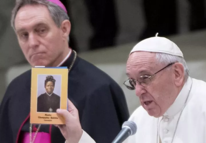 Francisco muestra la imagen de Santa Josephine Bakhita en el día de su festividad.  EFE