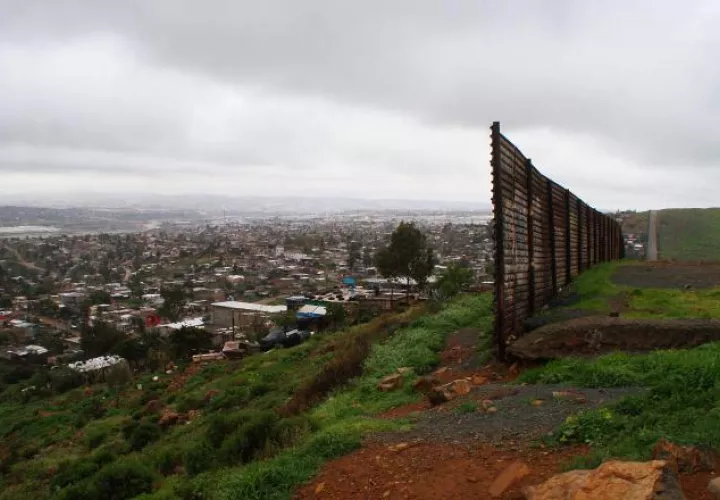 Vista general  del fin del muro de lámina que separa al territorio mexicano (i) con el estadounidense. EFE