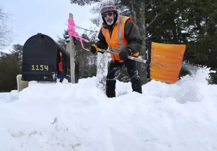 Tratan de quitar la nieve. AP