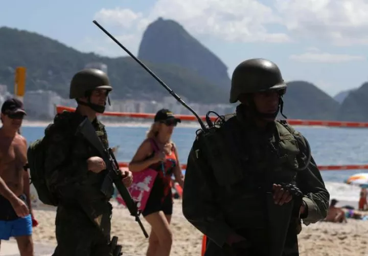 Patrullan Copacabana. EFE