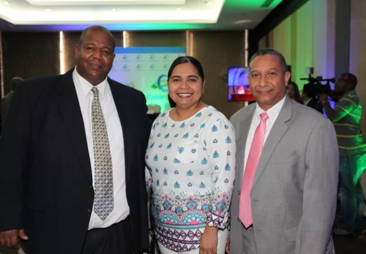 4. Alejandro Absyrthe, Joseline de Mosquera y Jorge González.