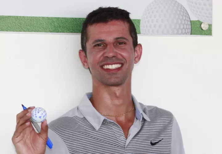 Ordóñez muestra la pelota del  'ace'.