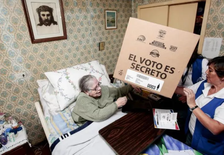 Laura Vázquez, es una de las ciudadanas con problemas de salud que logró emitir su voto anticipadamente. EFE