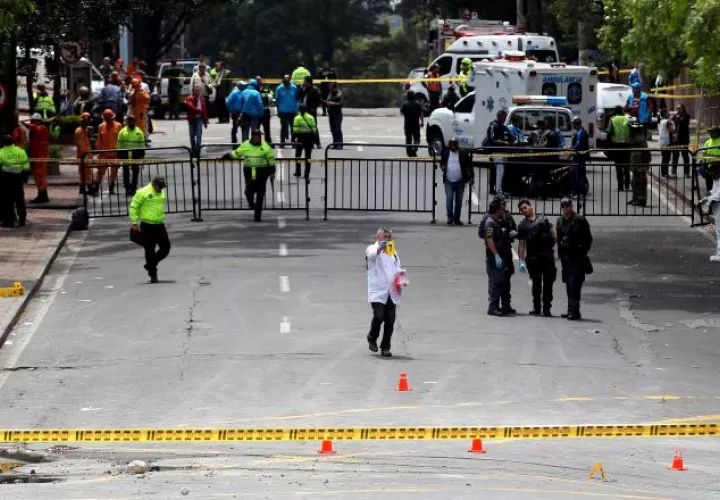 Las autoridades realizan las investigaciones correspondientes para encontrar a los culpables del bombazo. /Foto EFE
