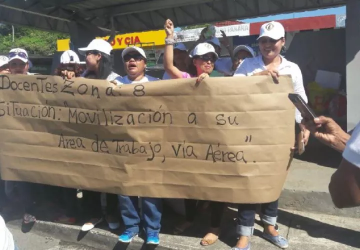 Los docentes, utilizando pancartas, exigen a las autoridades educativas apoyo para viajar por aire. /Foto José Vásquez 