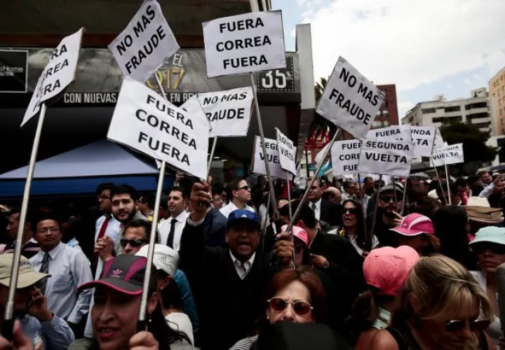 Decenas de ecuatorianos protestan frente al Consejo Nacional Electoral a la espera de los resultados. /Foto EFE/José Jácome