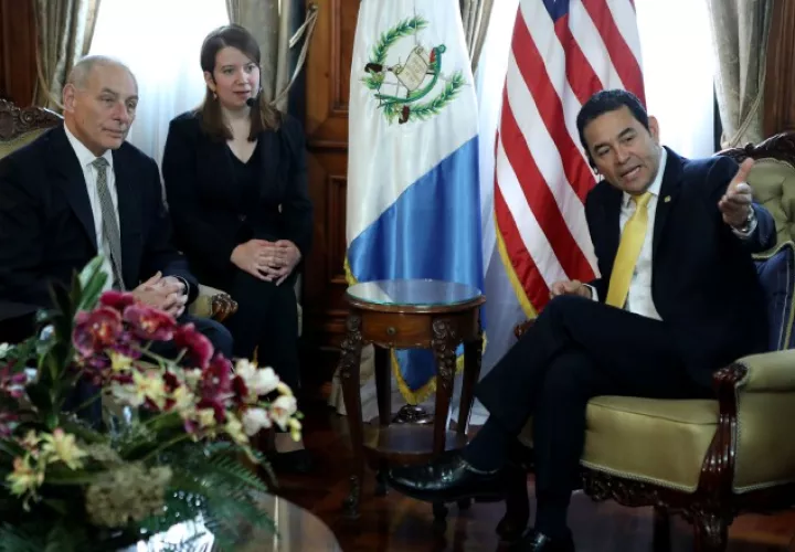 El Secretario de Seguridad de EE.UU. John Kelly, en reunión con el presidente Jimmy Morales. /Foto EFE 