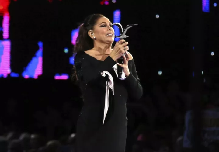 Homenajeó a su fallecido compadre, Juan Gabriel. /Foto Archivo