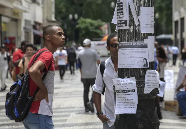 En un año, cerca de 3.3 millones de brasileños se sumaron al contingente de desempleados del país. /EFE