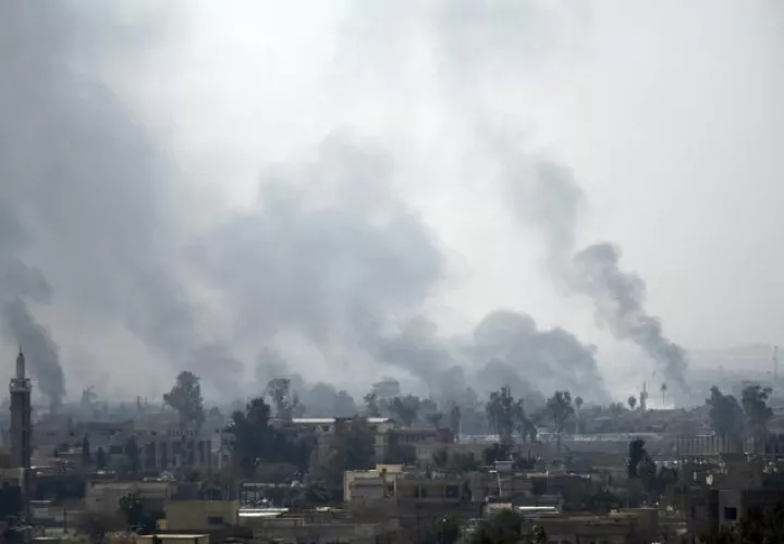 Nubes de humo se alzan sobre Mosul, tras la ofensiva de las fuerzas militares gubernamentales contra miembros del Estado Islámico. EFE 