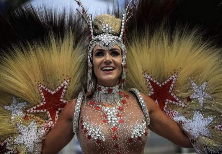 Una integrante de la escuela de samba del Grupo Especial Aguia de Ouro en el sambódromo de Anhembí, en São Paulo, Brasil. EFE