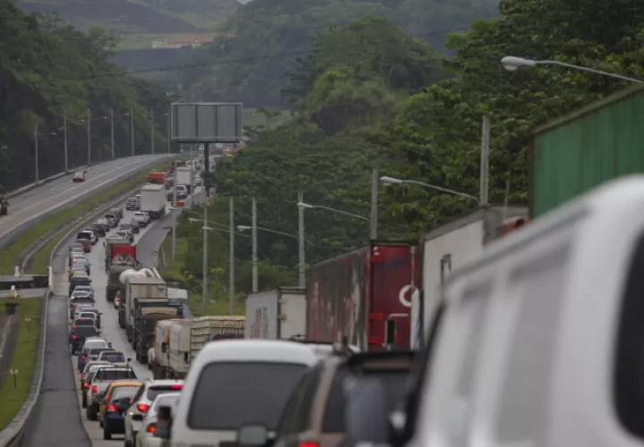Las carreteras ya no representan alivio para los conductores ante los pesados tranques que se dan. Archivo