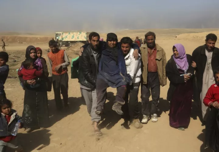 Familias iraquíes abandonan sus casas ante el recrudecimiento de los enfrentamientos armados. AP