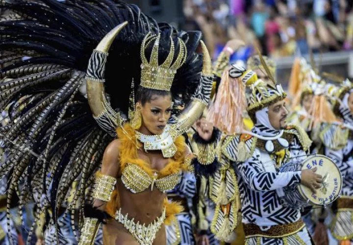 Integrantes de la escuela de samba del Grupo Especial Nene de Villa Matilde, en su presentación ayer en el sambódromo de Anhembí, en São Paulo, Brasil.  EFE
