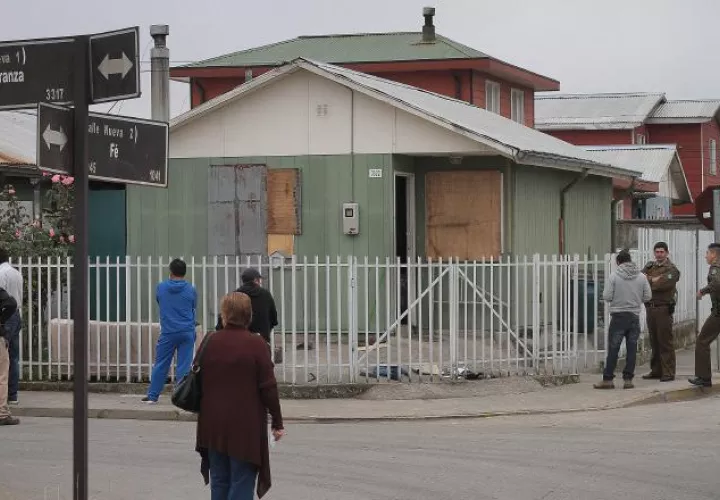 Un grupo de personas se acercan a la residencia donde se han registrado extraños sucesos. /Foto EFE