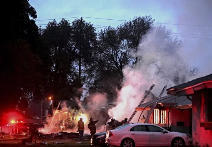 Bomberos controlan el fuego. /Foto AP
