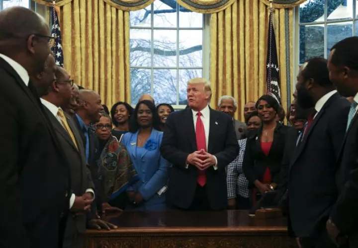 El presidente Donald Trump se reunió con un grupo de Estudiantes Negros de Colegios y Universidades (HBCUs). /Foto EFE