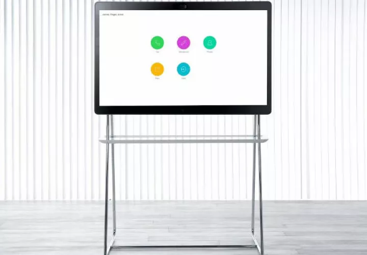No es necesario Bluetooth, ni conexión WiFi, ni una red especial.