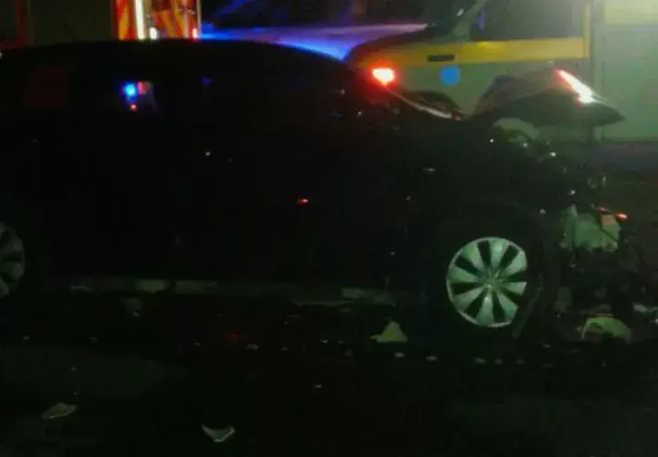 La parte frontal del carro quedó destrozada. Fotos: @bomberoveraguas. 