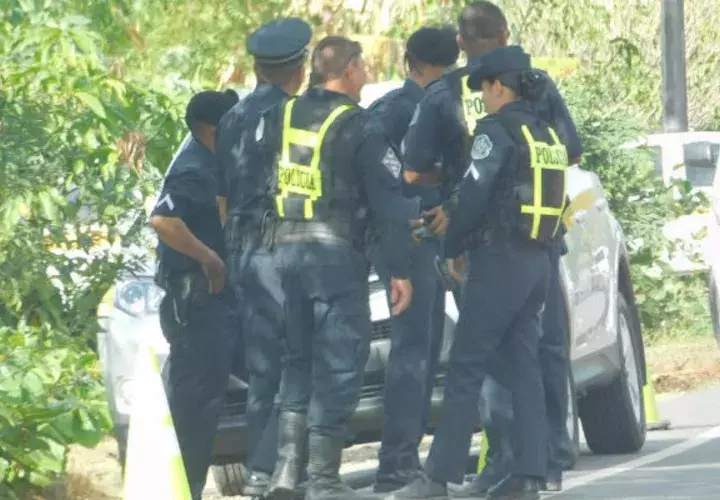 Unidades de la Policía Nacional coordinan acciones para la investigación del caso. Fotos: Zenaida Vásquez.