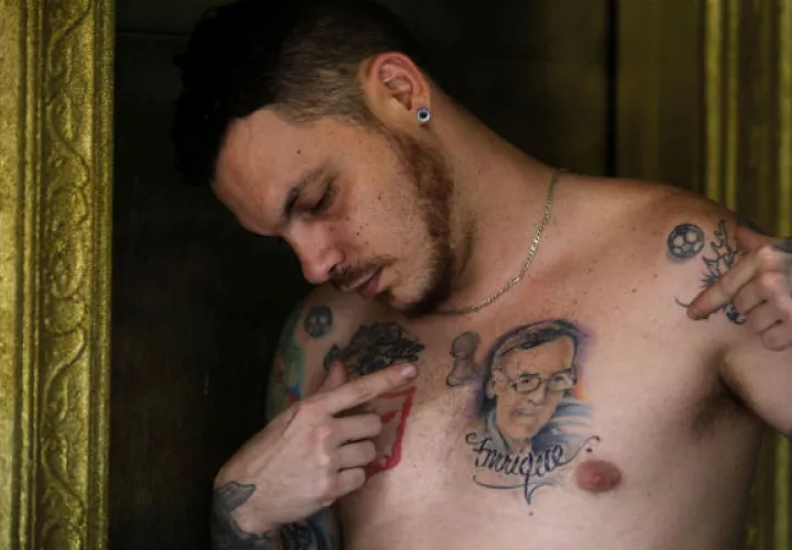 Juan José Arcniegas, muestra un tatuaje del rostro de su padre Ismael Arciniegas. FOTO/EFE