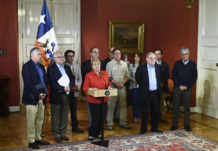 La presidenta de Chile, Michelle Bachelet,  rinde su informe al país sobre los incendios. FOTO/EFE