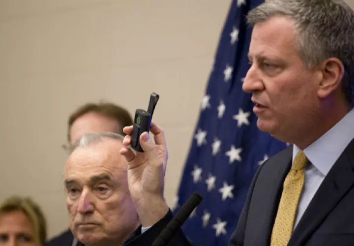 El alcalde de Nueva York, Bill de Blasio, utilizó Twitter para expresar su total apoyo a todos los inmigrantes que viven en la ciudad, "documentados o indocumentados".  FOTO/AP