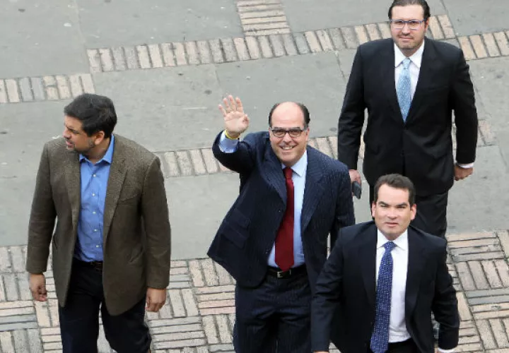 El presidente de la Asamblea Nacional de Venezuela, el opositor Julio Borges (c), llega a la presidencia del Senado de Colombia. FOTO/EFE 