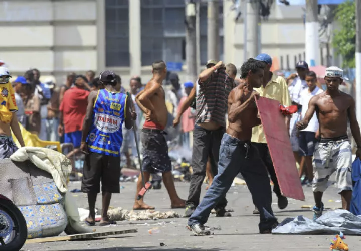 Para dispersar la manifestación y contrarrestar los ataques con piedras, palos y cócteles molotov, la Policía Militarizada utilizó gases lacrimógenos y balas de goma. FOTO/EFE