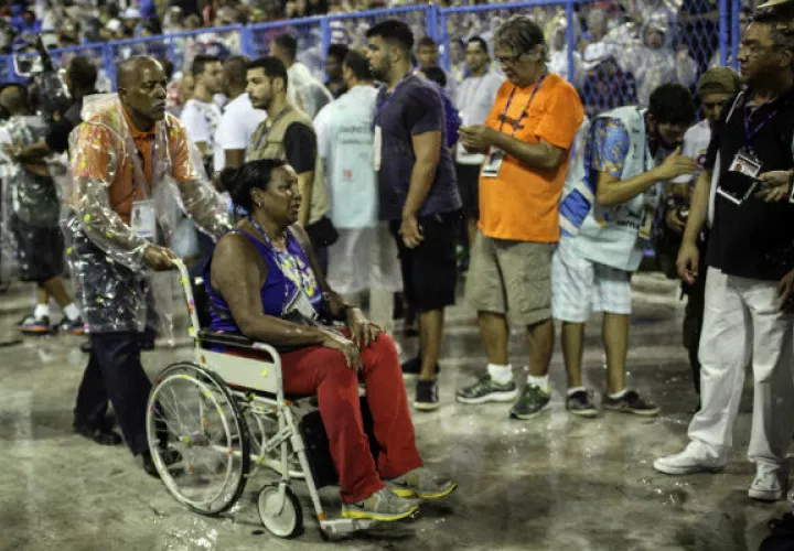 Rescatistas auxilian a heridos tras un accidente en una carroza de la escuela de samba del Grupo Especial Paraíso do Tuiuti. FOTO/EFE