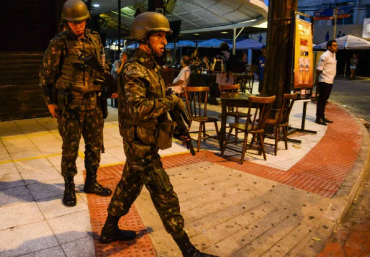 Soldados del ejército brasileño patrullan por las calles de la ciudad de Vitória. FOTO/EFE 