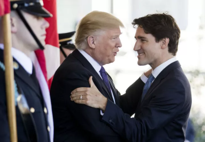 El presidente de Estados Unidos, Donald J. Trump (i), recibe al primer ministro de Canadá, Justin Trudeau. FOTO/EFE