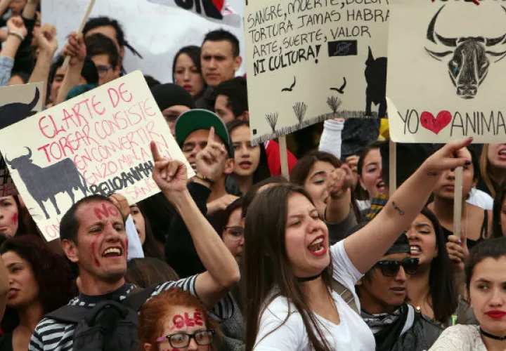 Un grupo de personas protestan contra las corridas de toros. FOTO/EFE