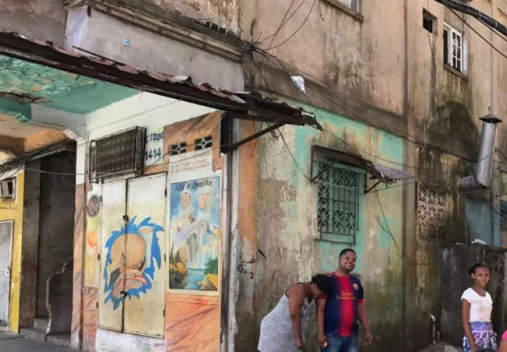 Los residentes esperan que no cumpla su promesa de prenderle fuego a la casa. 