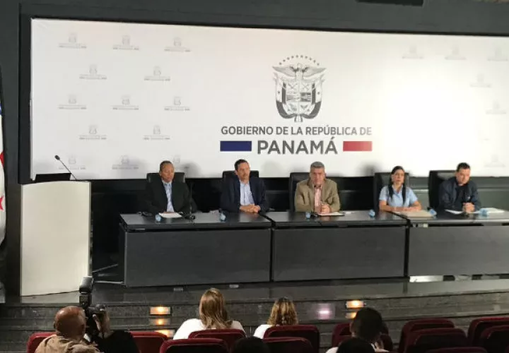 Ministro del Minsa y su equipo en conferencia de prensa.