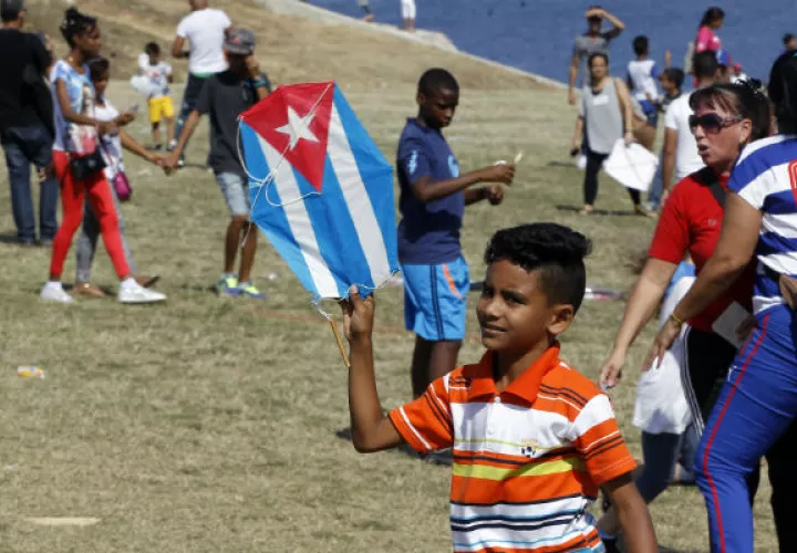 Un niños se prepara para volar su cometa. FOTO/EFE