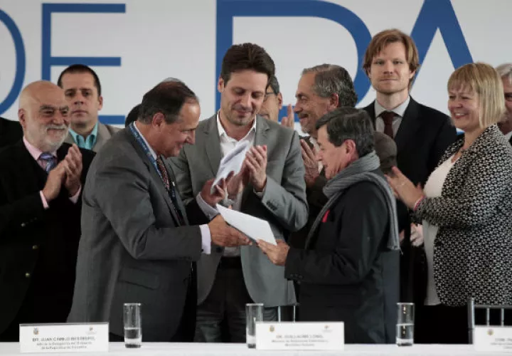 Juan Camilo Restrepo estrecha la mano del negociador del  ELN, Pablo Beltrán. FOTO/EFE