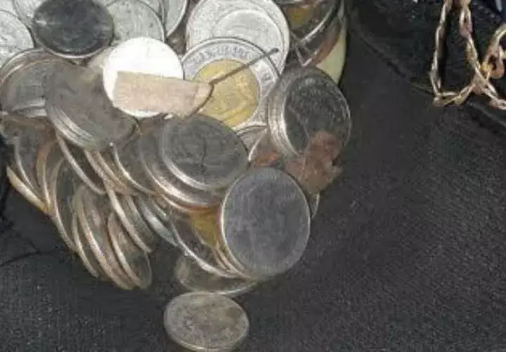 Prendas de oro y dinero en efectivo encontrado. Foto: Mayra Madrid. 