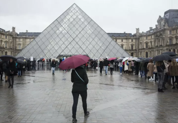 Las personas caminan por el Museo del Louvre. FOTO/AP